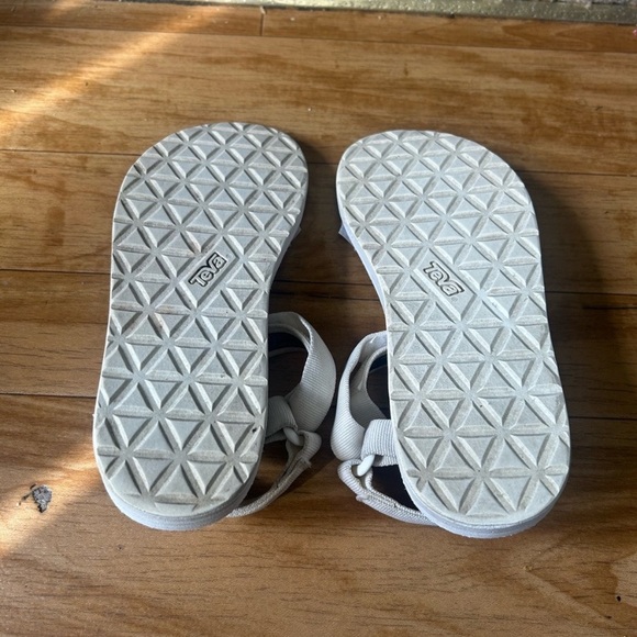 Teva sandal size 8 - Picture 7 of 8
